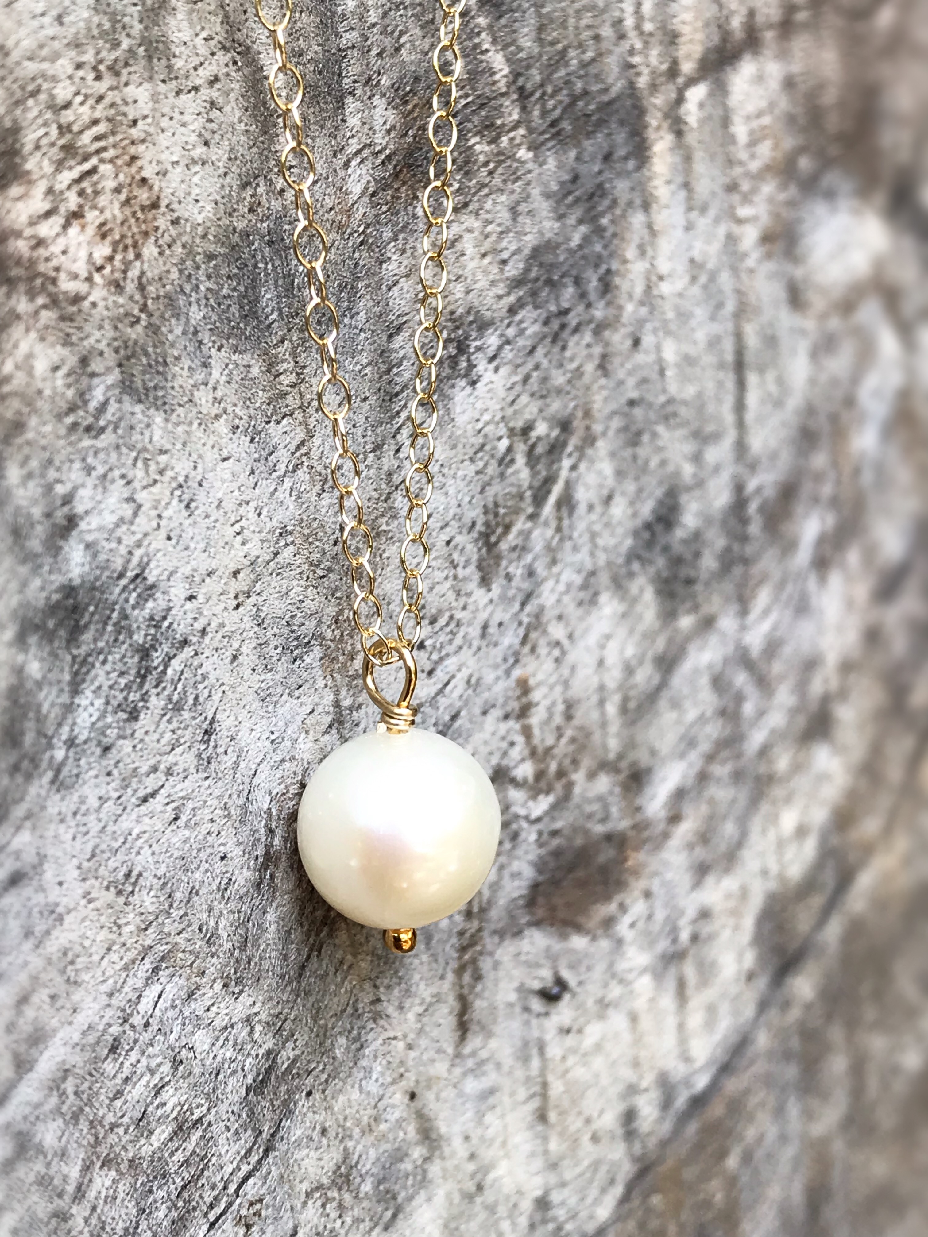 Single Pearl Pendant Necklace / 14k Yellow Gold Filled / Ivory White Round Freshwater Pearl - Image 3