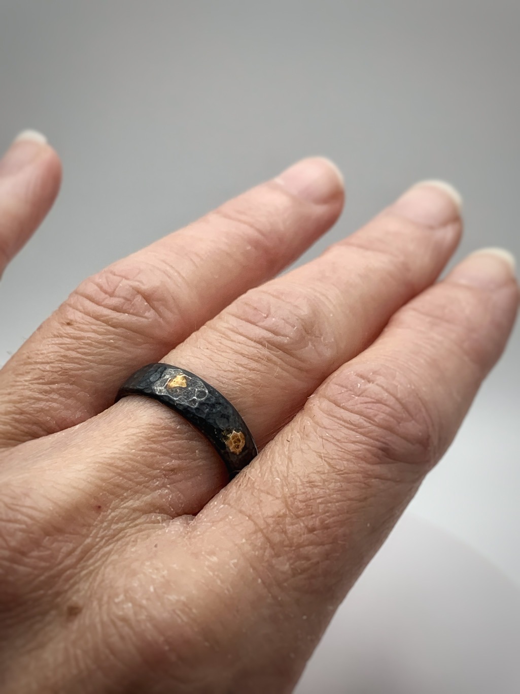 Firefly Ring / Solid Antiqued Sterling Silver / 18k Gold / 5.5mm Width / Rustic Hammered Texture / Size 7 - Image 6